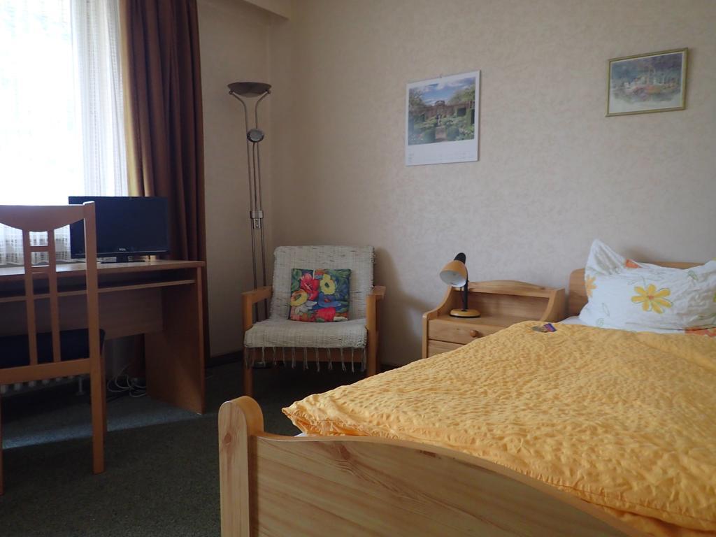 Haus Charlotte Hotell Bad Nenndorf Rum bild
